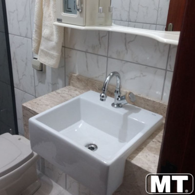 Lavatório em Travertino com Cuba Sobreposta