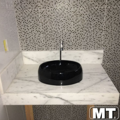 Lavatório em Branco comum com cuba de apoio