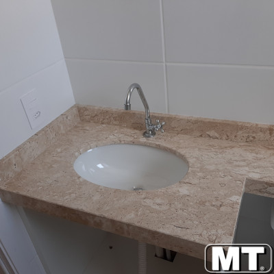 Lavatório em travertino com cuba embutida