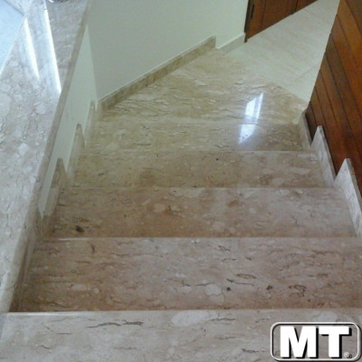 Escada em Travertino