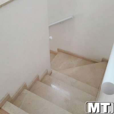 Escada em Crema Marfil