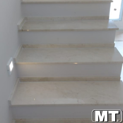 Escada em Crema Marfil