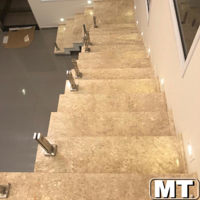 Escada em Travertino